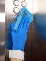 Салфетка ПВА микро Лайт Vileda выполнена из микроволокна с полимерным покрытием ПВА. Предназначена для ежедневной универсальной уборки и финишной протирки. Качественно собирает влагу, удаляет пыль, сор, жировые загрязнения, бактерии, вирусы, отпечатки пальцев, не оставляет разводов и следов ворса. Эффективно и быстро удаляет загрязнения за одно движение, сокращает время уборки и повышает производительность труда персонала. Прекрасно впитывает влагу, очищаемая поверхность не требует дополнительной протирки. После использования прекрасно выполаскивается, исключает появление царапин. Подходит для любых поверхностей, включая деликатные: зеркала, мониторы, мебель, сантехника и т.п. Устойчива к кислотным моющим средствам в рабочей концентрации для уборки санитарных зон. Размер 30х36 см. Цвет голубой. Соответствует требованию по цветовой кодировки для исключения перекрёстных загрязнений по зонам. 