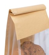 Пакет бумажный Optiline предназначен для упаковки и доставки пищевых продуктов. Выполнен из качественной крафтовой бумаги с ламинированным покрытием, защищает от проникновения влаги и жира, способствует прочности упаковки, сохраняет свежесть продукции. Прозрачное окно обеспечивает обзор содержимого пакета, повышает привлекательность товара. Удобные клипсы надежно удерживают пакет в закрытом состоянии и предотвращают рассыпание содержимого. Размер 13х28 см. Боковые фальцы шириной 10 см увеличивают вместимость пакета и позволяют упаковывать объемные изделия. Расширенное прямоугольное дно обеспечивает устойчивость на полках, а объёмная форма способствует равномерному распределению продукции.

Пакет подходит для использования в пекарнях, кондитерских, кафе, ресторанах и торговых точках. 
