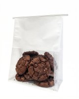 Пакет бумажный Optiline предназначен для упаковки и доставки пищевых продуктов. Выполнен из качественной крафтовой бумаги с ламинированным покрытием, защищает от проникновения влаги и жира, способствует прочности упаковки, сохраняет свежесть продукции. Прозрачное окно обеспечивает обзор содержимого пакета, повышает привлекательность товара. Удобные клипсы надежно удерживают пакет в закрытом состоянии и предотвращают рассыпание содержимого. Размер 22х28 см. Боковые фальцы шириной 10 см увеличивают вместимость пакета и позволяют упаковывать объемные изделия. Расширенное прямоугольное дно обеспечивает устойчивость на полках, а объёмная форма способствует равномерному распределению продукции.

Пакет подходит для использования в пекарнях, кондитерских, кафе, ресторанах и торговых точках. 
