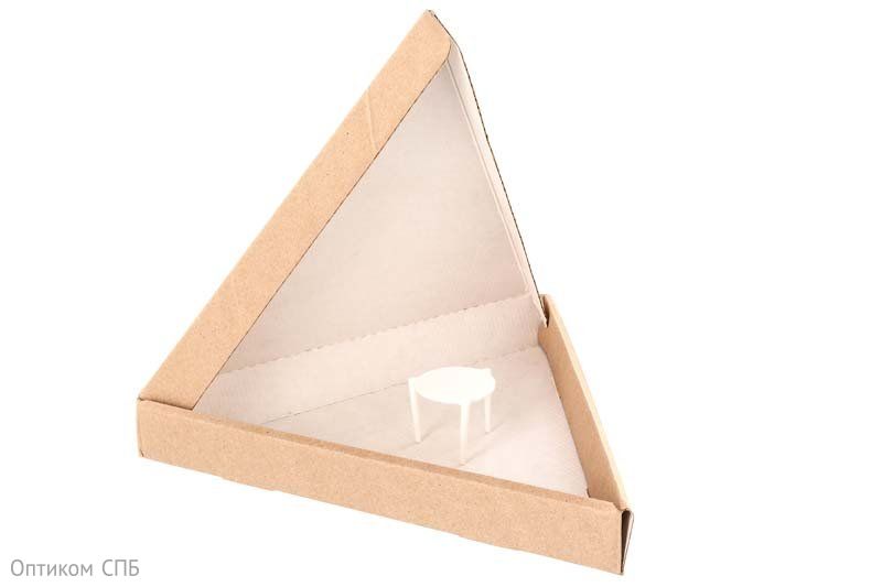 Упор-фиксатор предназначен для сохранности пиццы при возможном проседании коробки от образовавшегося конденсата горячего изделия или механической деформации. Предохраняет от прилипания сыра и других ингредиентов к крышке коробки, сохраняет товарный вид пиццы. Изготовлен из пищевого пластика. Размещается в центре коробки.