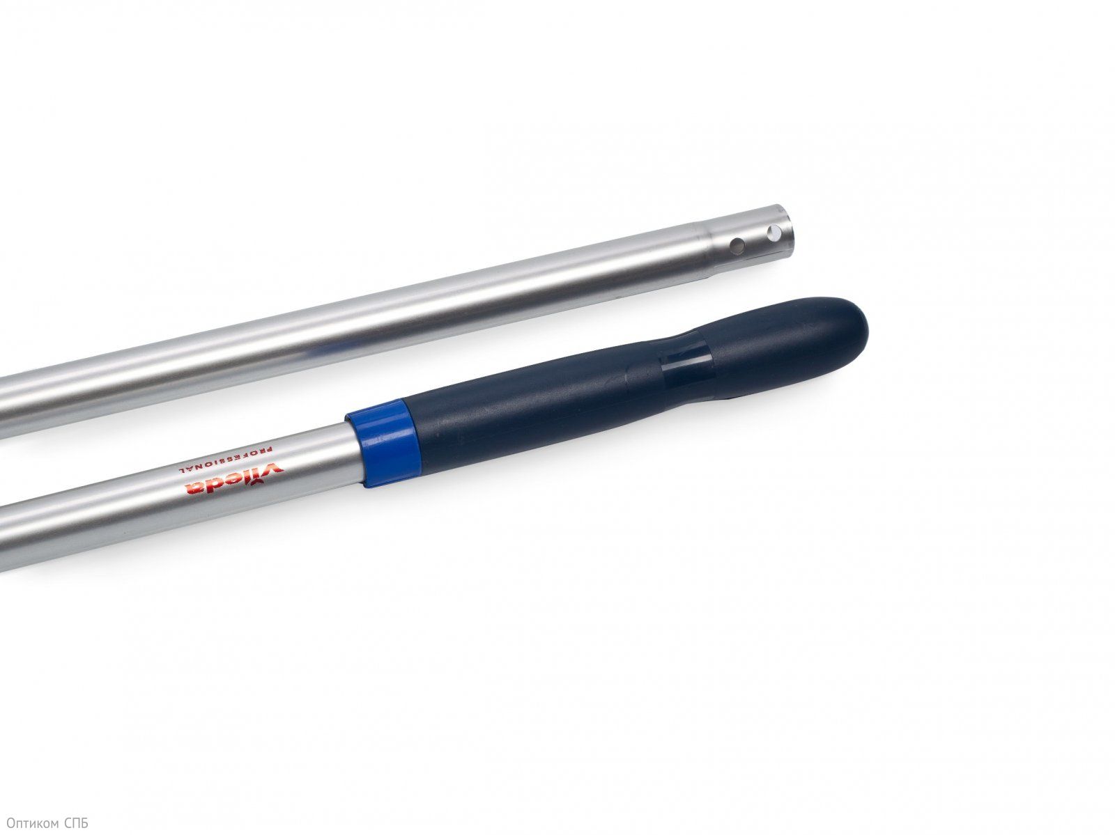 Легкая алюминиевая ручка Vileda (Виледа) фиксированной длины имеет длинную рукоятку (18,5 см) эргономичной формы с закругленным концом, с удобным и хорошим захватом. Традиционно используется с держателями УльтраСпид, Хай-Спид, Комбиспид