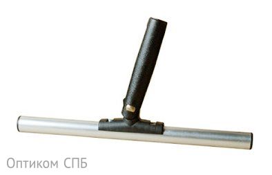 Держатель SYR изготовлен из легкого алюминия, устойчив к коррозии, воздействию моющих средств - надежный и долговечный инвентарь для мытья окон. Используется для очищения труднодоступных зон, углов и стеклянных поверхностей сложной формы. Резьбовое крепление Interchange совместимо со всеми ручками SYR, включая телескопические, позволяя безопасно работать на высоте без использования стремянки. Регулируемый и фиксируемый угол наклона держателя позволяет выбрать оптимальное положение для максимально эффективной уборки. Идеален для профессиональной мойки окон, включая глухие конструкции и высоко расположенные арочные стеклянные поверхности. Совместим с шубкой для мытья окон арт. 31-0518.
