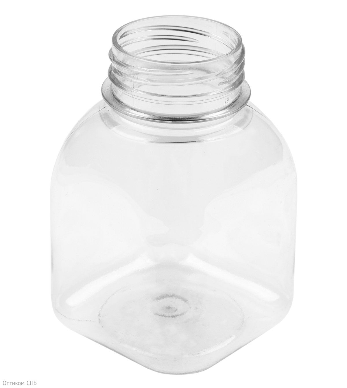 Бутылка квадратная из ПЭТ без крышки представляет собой удобное решение для фасовки и хранения разнообразных жидкостей и вязких продуктов пищевого и непищевого назначения, а также их транспортировки. Идеально подходит для розлива воды, напитков, соков, растительных масел, соусов, сиропов, меда, жидких специй, а также косметических и бытовых жидкостей, находя применение в пищевой промышленности, общественном питании, кейтеринге, розничной торговле и домашнем хозяйстве. Компактный объем 200 мл делает эту бутылку особенно удобной для пробников, тестеров, порционной фасовки и мини-форматов продукции в розничных сетях. Изготовленная из прозрачного пищевого ПЭТ-пластика, она обеспечивает отличную видимость содержимого, позволяя легко контролировать уровень продукта. Материал отличается устойчивостью к жирам, кислотам и перепадам температур, не вступает в реакцию с содержимым, сохраняя прозрачность и прочность на протяжении всего срока эксплуатации. Широкое горло диаметром 38 мм значительно упрощает процесс наполнения, особенно для густых и вязких веществ. Квадратная форма бутылки обеспечивает комфортное удержание, компактное размещение при хранении и транспортировке. Гладкая поверхность позволяет легко наносить индивидуальную маркировку и этикетки. Количество в упаковке 400 штук.
