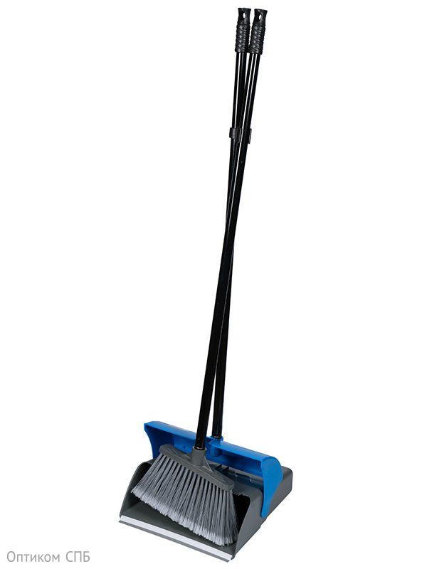 Комплект для сухой уборки пола включает в себя совок для мусора и щётка, изготовлен из прочного пластика. Совок оснащен крышкой, которая открывается при установке совка на пол для заметания мусора. Край совка плотно прилегает к полу, не давая мусору рассыпаться при заметании. Удлиненные ручки позволяют без нагибания производить уборку мусора щёткой в совок.